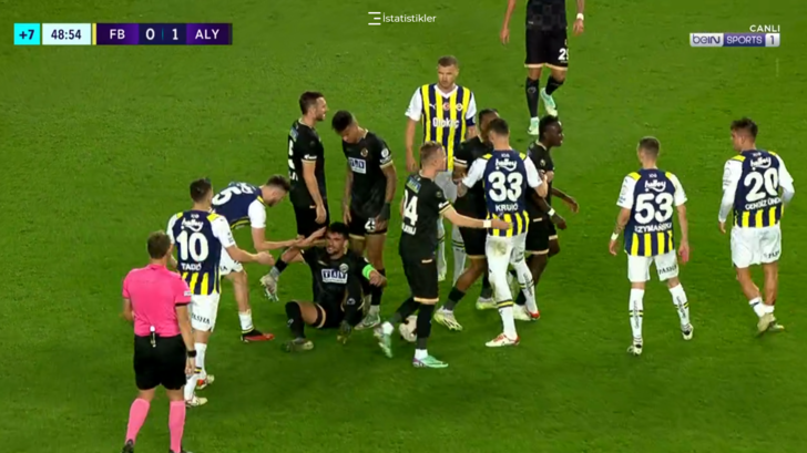Kadıköy'de devre arası ortalık karıştı! Soyunma odası koridorlarında iki takım arasında tartışma çıktı... Bonucci'den olay hareket G4