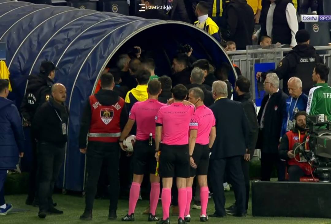 Kadık&ouml;y'de devre arası ortalık karıştı! Soyunma odası koridorlarında iki takım arasında tartışma &ccedil;ıktı... Bonucci'den olay hareket