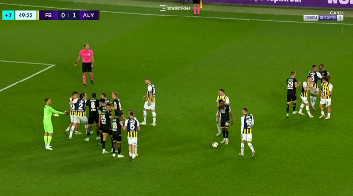 Kadıköy'de devre arası ortalık karıştı! Soyunma odası koridorlarında iki takım arasında tartışma çıktı... Bonucci'den olay hareket G1