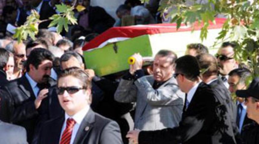 Tatilini yarıda kesip cenazeye katıldı