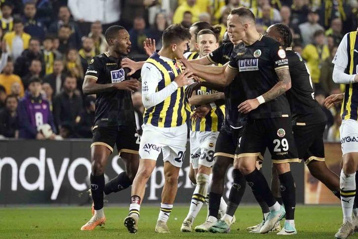 Fenerbahçe öne geçse de üstünlüğünü koruyamadı! Sarı-Lacivertliler Alanyaspor ile 2-2 berabere kaldı, liderliği Galatasaray'a kaptırdı 18413671-728xauto