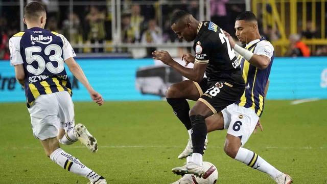 Fenerbahçe öne geçse de üstünlüğünü koruyamadı! Sarı-Lacivertliler Alanyaspor ile 2-2 berabere kaldı, liderliği Galatasaray'a kaptırdı
