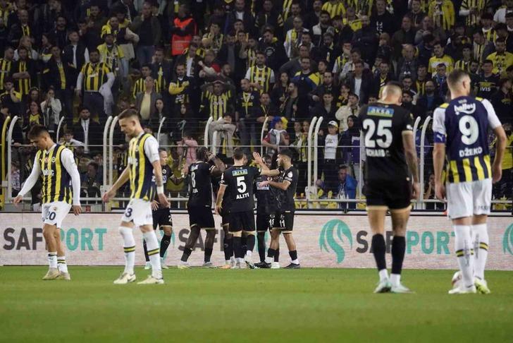 Fenerbahçe öne geçse de üstünlüğünü koruyamadı! Sarı-Lacivertliler Alanyaspor ile 2-2 berabere kaldı, liderliği Galatasaray'a kaptırdı 18413694-728xauto