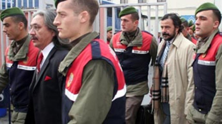 Mahkemede belinde silahla ifade verdi