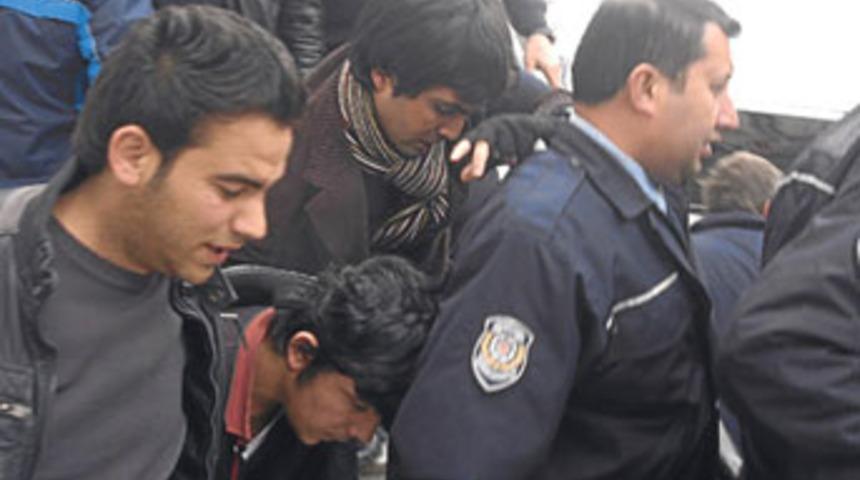 Otob&uuml;s durağına kurşun yağmuru