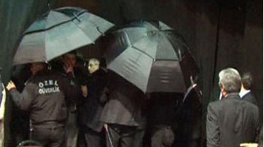 Antalya Belediye Meclisi basıldı!