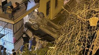 Muğla'da, evin balkonuna düşen otomobildeki 2 kişi yaralandı