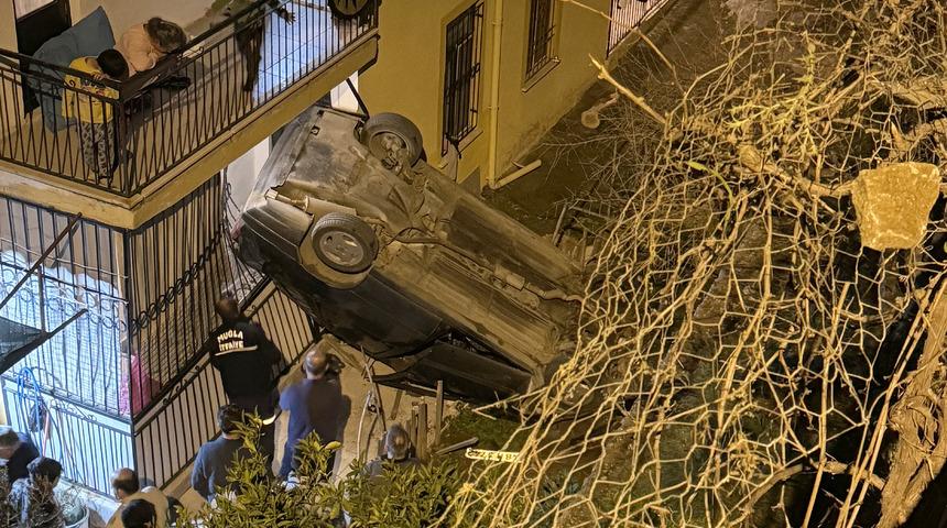 Muğla'da, evin balkonuna düşen otomobildeki 2 kişi yaralandı