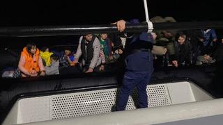 İzmir açıklarında 44 düzensiz göçmen kurtarıldı