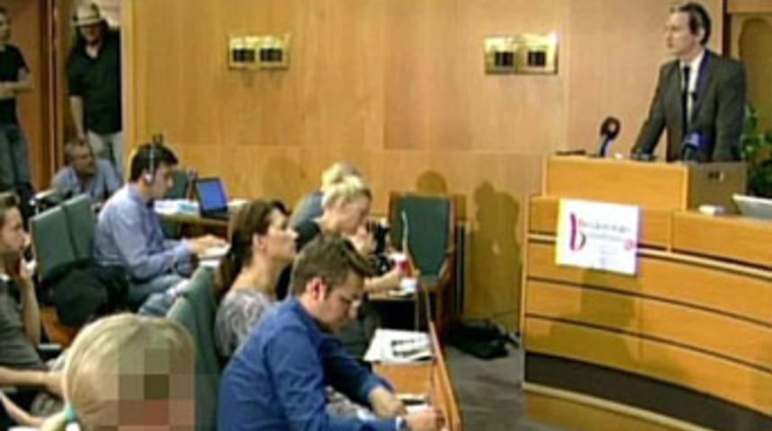 Başını yakan kadınla aynı karede!