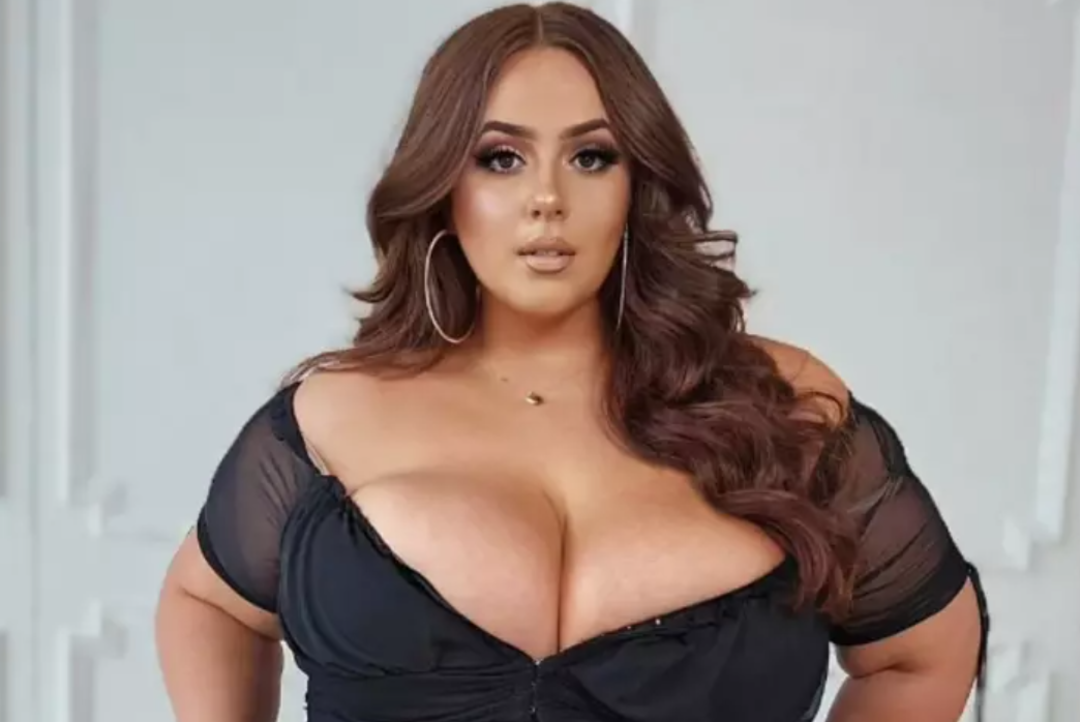 B&uuml;y&uuml;k beden model Olivia Messina Sevgililer G&uuml;n&uuml; i&ccedil; &ccedil;amaşırını giyerken 'b&uuml;y&uuml;k, cesur ve g&uuml;zel' olduğunu s&ouml;yl&uuml;yor