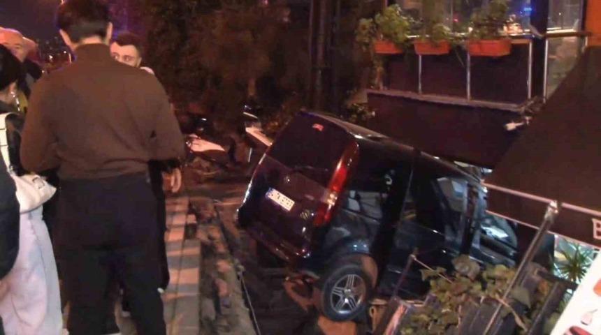 Üsküdar’da hafif ticari aracın restorana girdiği anlar kamerada