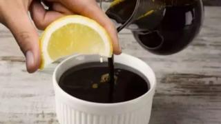 Bitmek bilmeyen öksürük krizlerine son veriyor! Faydaları inanılmaz! Pekmeze limon sıkıp yerseniz...