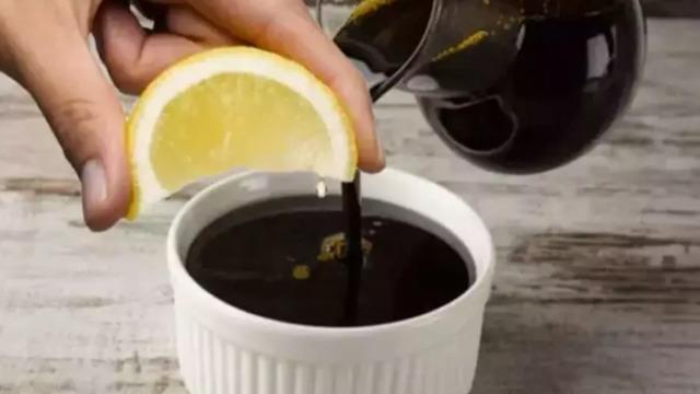 Bitmek bilmeyen öksürük krizlerine son veriyor! Faydaları inanılmaz! Pekmeze limon sıkıp yerseniz...