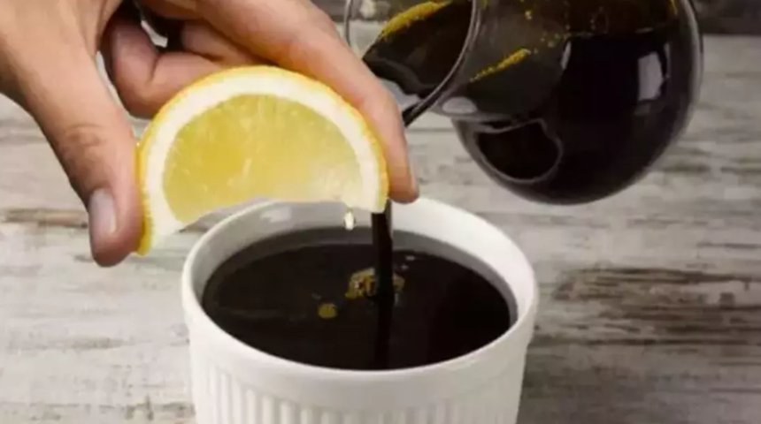 Bitmek bilmeyen öksürük krizlerine son veriyor! Faydaları inanılmaz! Pekmeze limon sıkıp yerseniz...