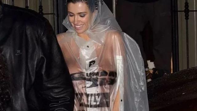 Kanye West bu sefer de albüm kapağına karısı Bianca Censori'yi çıplak koydu