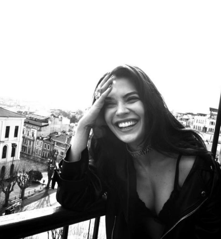 Kopuk ile ekrana dönen Biran Damla Yılmaz ceketini çıkarıp sütyeniyle poz verdi G2