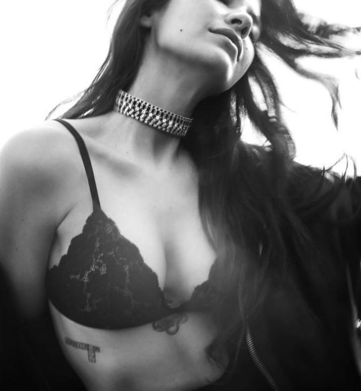 Kopuk ile ekrana dönen Biran Damla Yılmaz ceketini çıkarıp sütyeniyle poz verdi G4