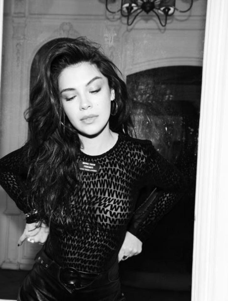 Kopuk ile ekrana dönen Biran Damla Yılmaz ceketini çıkarıp sütyeniyle poz verdi G5