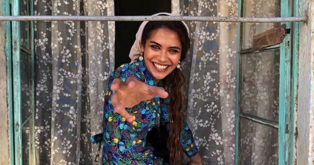 Kopuk ile ekrana d&ouml;nen Biran Damla Yılmaz ceketini &ccedil;ıkarıp s&uuml;tyeniyle poz verdi