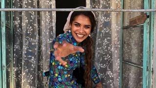 Kopuk ile ekrana dönen Biran Damla Yılmaz ceketini çıkarıp sütyeniyle poz verdi