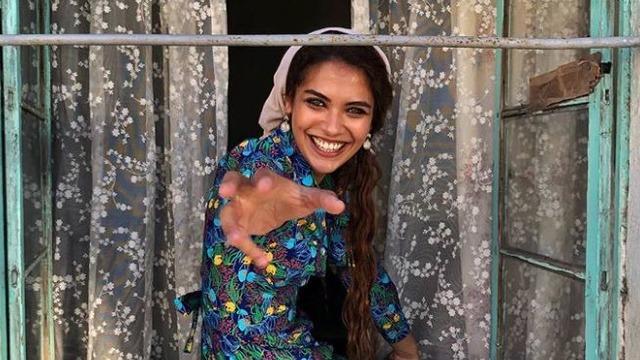 Kopuk ile ekrana dönen Biran Damla Yılmaz ceketini çıkarıp sütyeniyle poz verdi