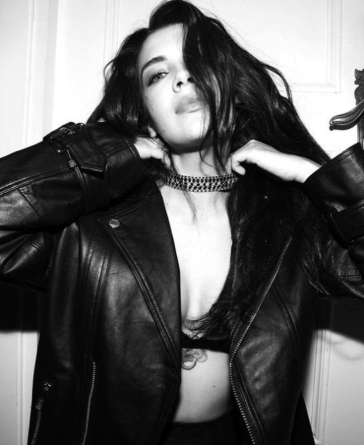 Kopuk ile ekrana dönen Biran Damla Yılmaz ceketini çıkarıp sütyeniyle poz verdi G3