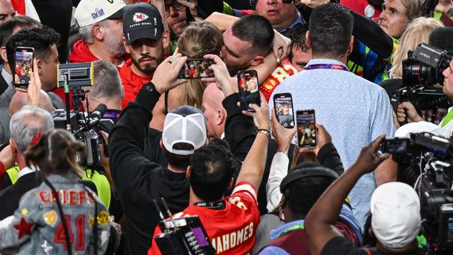 Taylor Swift Super Bowl'da sahaya indi ve sevgilisinin dudaklarına yapıştı