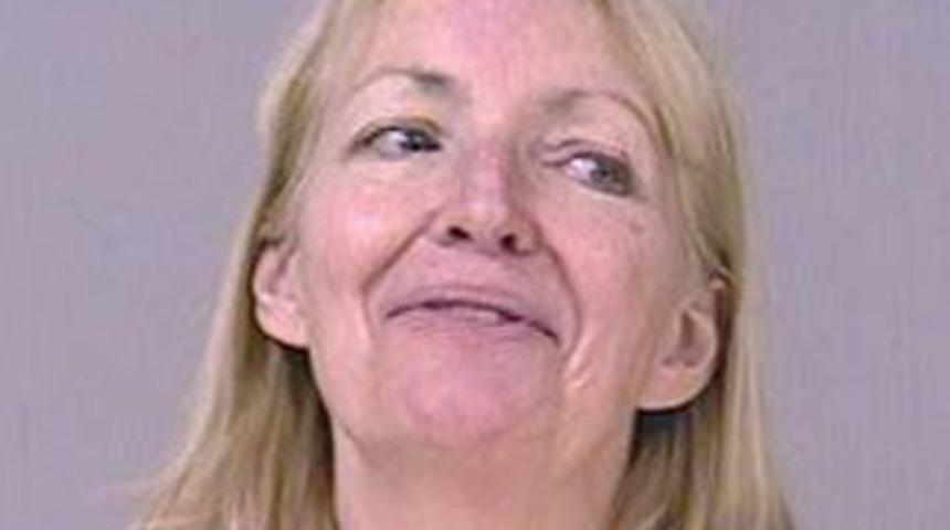 Karısına "iyi geceler &ouml;p&uuml;c&uuml;ğ&uuml;" verirken...