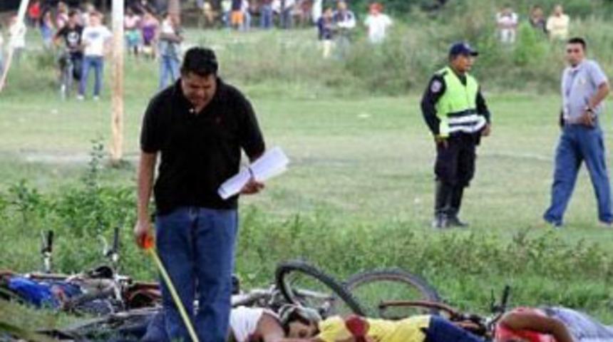 Futbol sahasına girip taradılar: 14 &ouml;l&uuml;