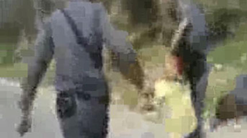 İsrail askeri &ccedil;ocuk kovalıyor