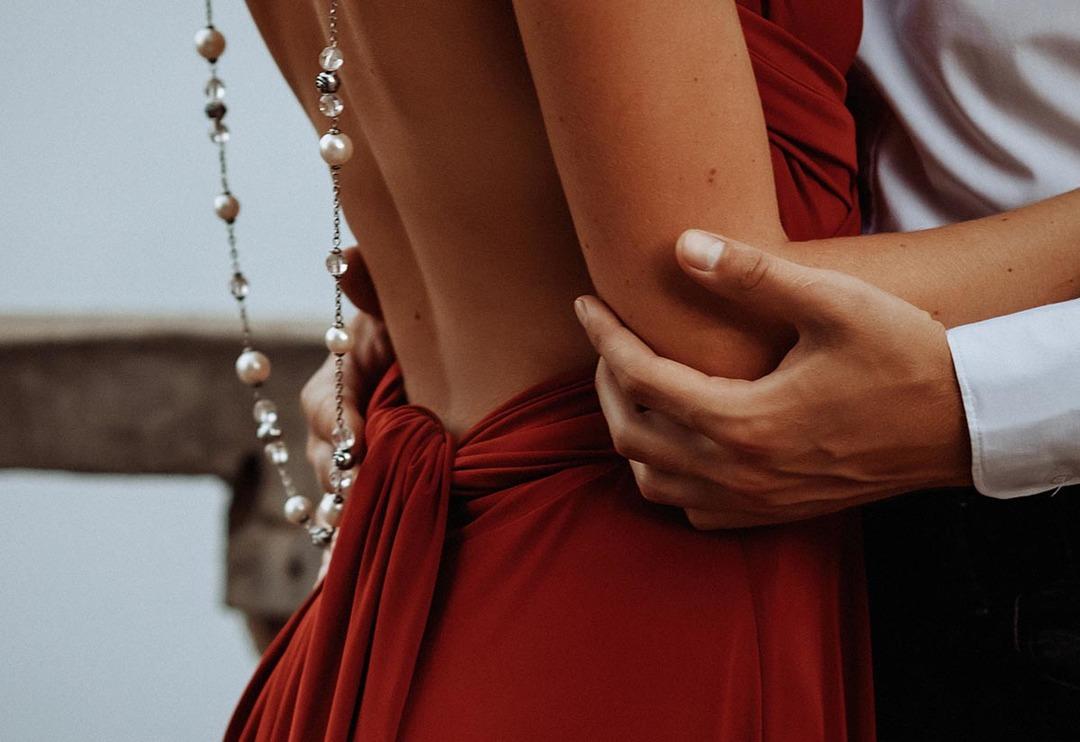 İnsanlara &ccedil;ekici g&ouml;r&uuml;nmenin bilimsel olarak kanıtlanmış 5 yolu! 2 farklı renk g&ouml;mlek giydirildi ve sonu&ccedil;lar inanılmaz