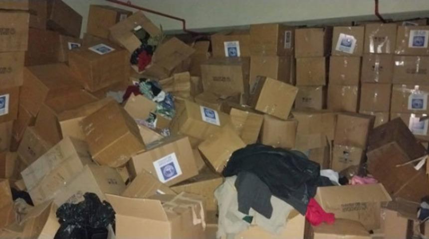 Deprem yardımları 1 yıl sonra hala aynı yerde! Yüzlerce koli görüntülendi, iddia Üsküdar Belediye Başkanı Hilmi Türkmen'e de soruldu