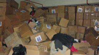 Deprem yardımları 1 yıl sonra hala aynı yerde! Yüzlerce koli görüntülendi, iddia Üsküdar Belediye Başkanı Hilmi Türkmen'e de soruldu