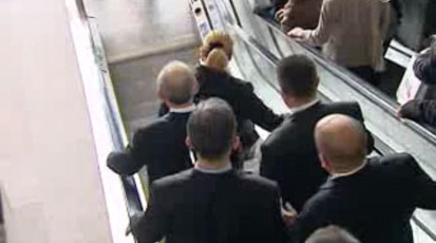 Kılı&ccedil;daroğlu&rsquo;nun merdivende zor anları