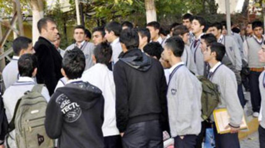 Liselilerin j&ouml;le isyanı!