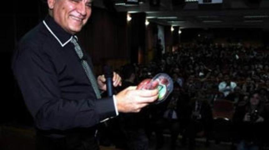 Konferansa sucuklarla geldi