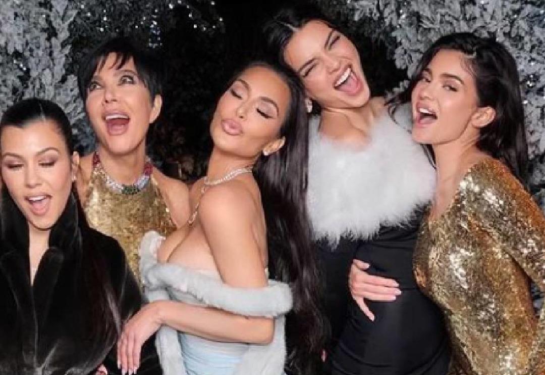 Kim Kardashian, Kendall ve Kylie Jenner i&ccedil; &ccedil;amaşırlarıyla poz verdi