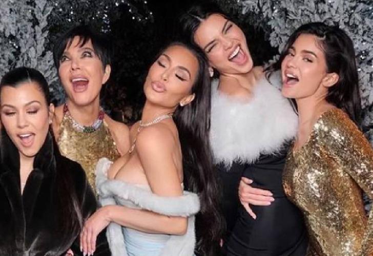 Kim Kardashian, Kendall ve Kylie Jenner iç çamaşırlarıyla poz verdi