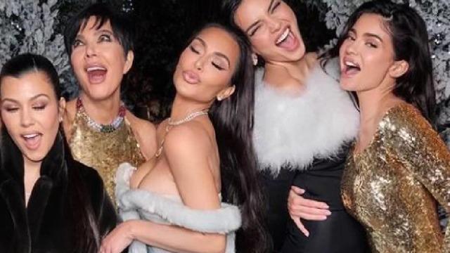 Kim Kardashian, Kendall ve Kylie Jenner iç çamaşırlarıyla poz verdi