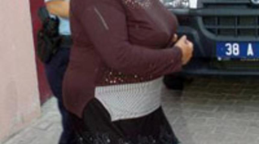 Annesini, yastıkla boğmaya kalktı