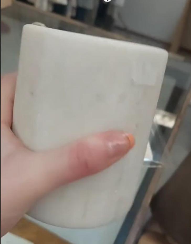 İkinci el mağazasında görüp bayıldığı kalemliğin önceden ne için kullanıldığını öğrenince hayatının şokunu yaşadı G3