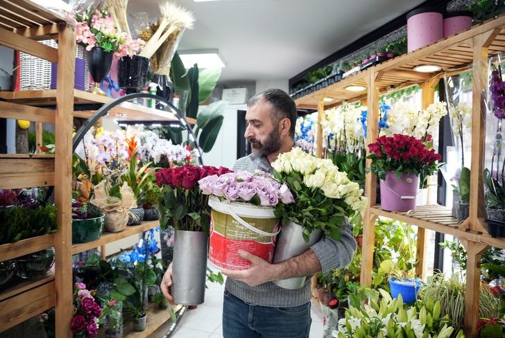 Sevgilisine hediye alacaklar kara kara düşünüyor! Sevgililer Günü gelinceye kadar zam yağdı: En ucuz gül fiyatı dudak uçuklatıyor G5