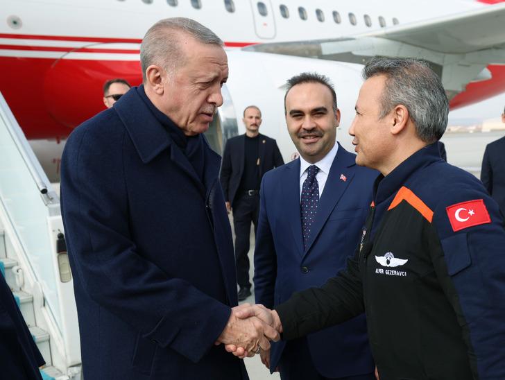 Cumhurbaşkanı Erdoğan Alper Gezeravcı'yı kabul etti: Dikkat çeken bayrak detayı