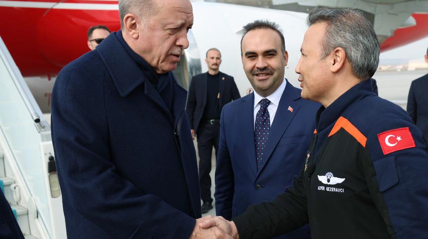 Cumhurbaşkanı Erdoğan Alper Gezeravcı'yı kabul etti: Dikkat çeken bayrak detayı