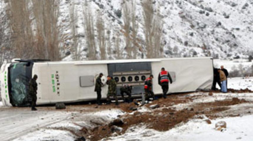 Sivas'ta otob&uuml;s devrildi: 53 yaralı