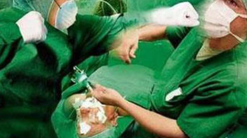 T&uuml;rk doktor ameliyatta patladı