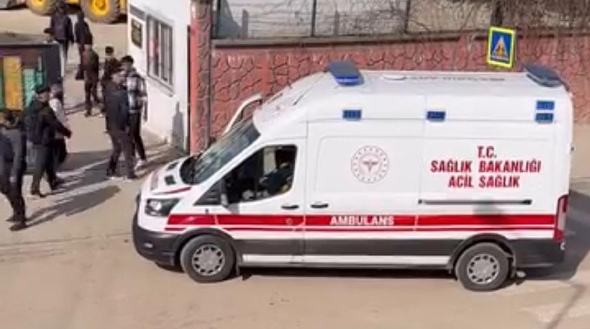 Okulda dehşet! Dışarı çıkmasını isteyen nöbetçi öğretmeni bıçakladı