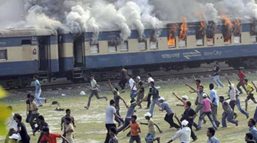 Yolcu treni g&ouml;stericilerin arasına daldı