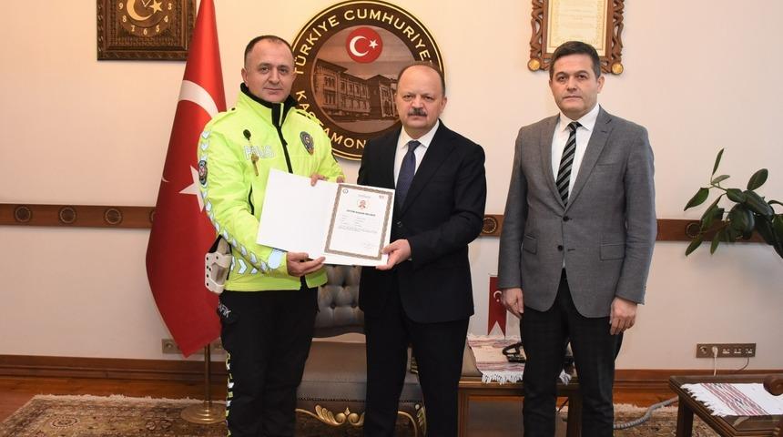 Kastamonu'da kalbi duran kişiyi hayata döndüren polislere başarı belgesi verildi